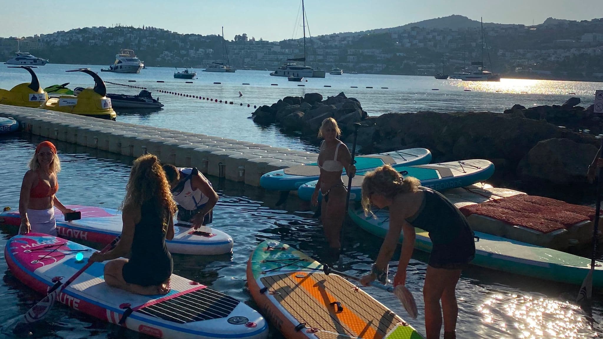Ten Seats Bodrum: SUP Yoga (Paddle Board'lu) - Gündoğan Su Sporları ve Boat Taxi Mr. NO FEAR water sport centre and Boat Taxi, Gündoğan, Casa Costa, Bodrum/Muğla, Türkiye