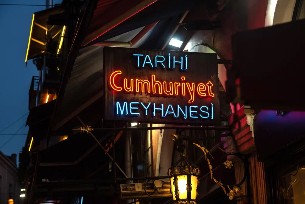 The neon board of Tarihi Cumhuriyet Meyhanesi at night 